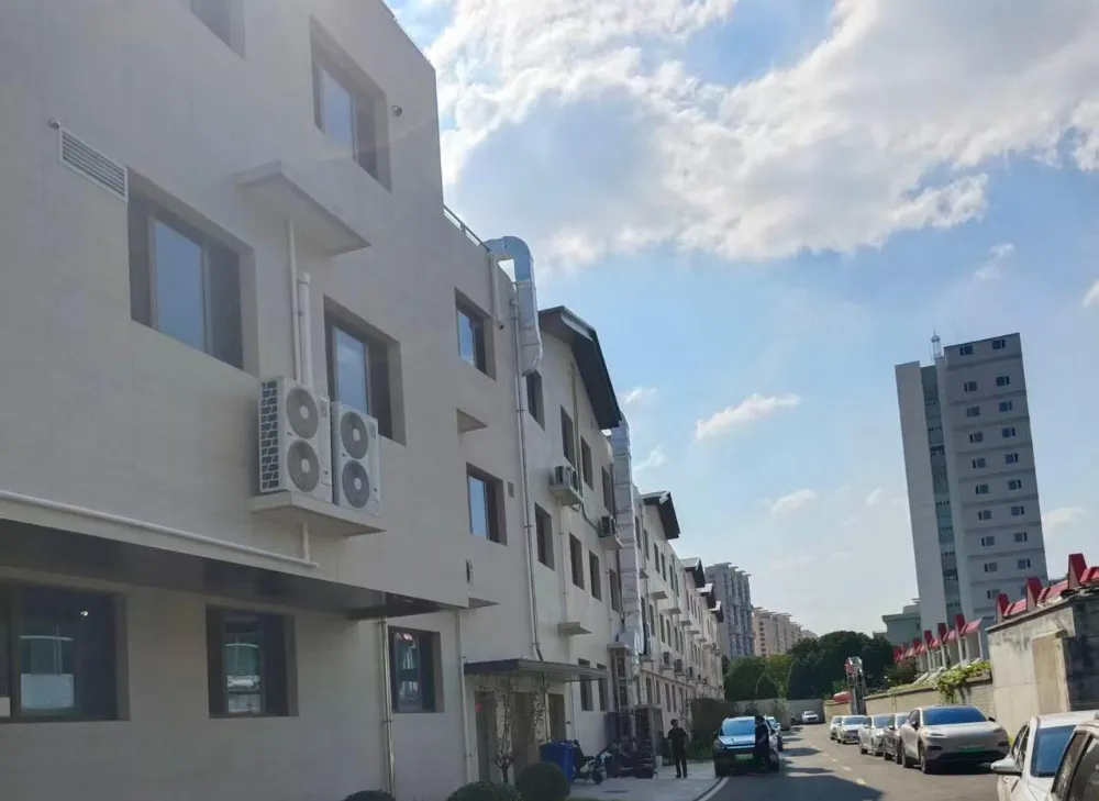 Was macht Feinsteinzeugfliesen in Travertin-Optik ideal für großflächige gewerbliche Plaza-Projekte?